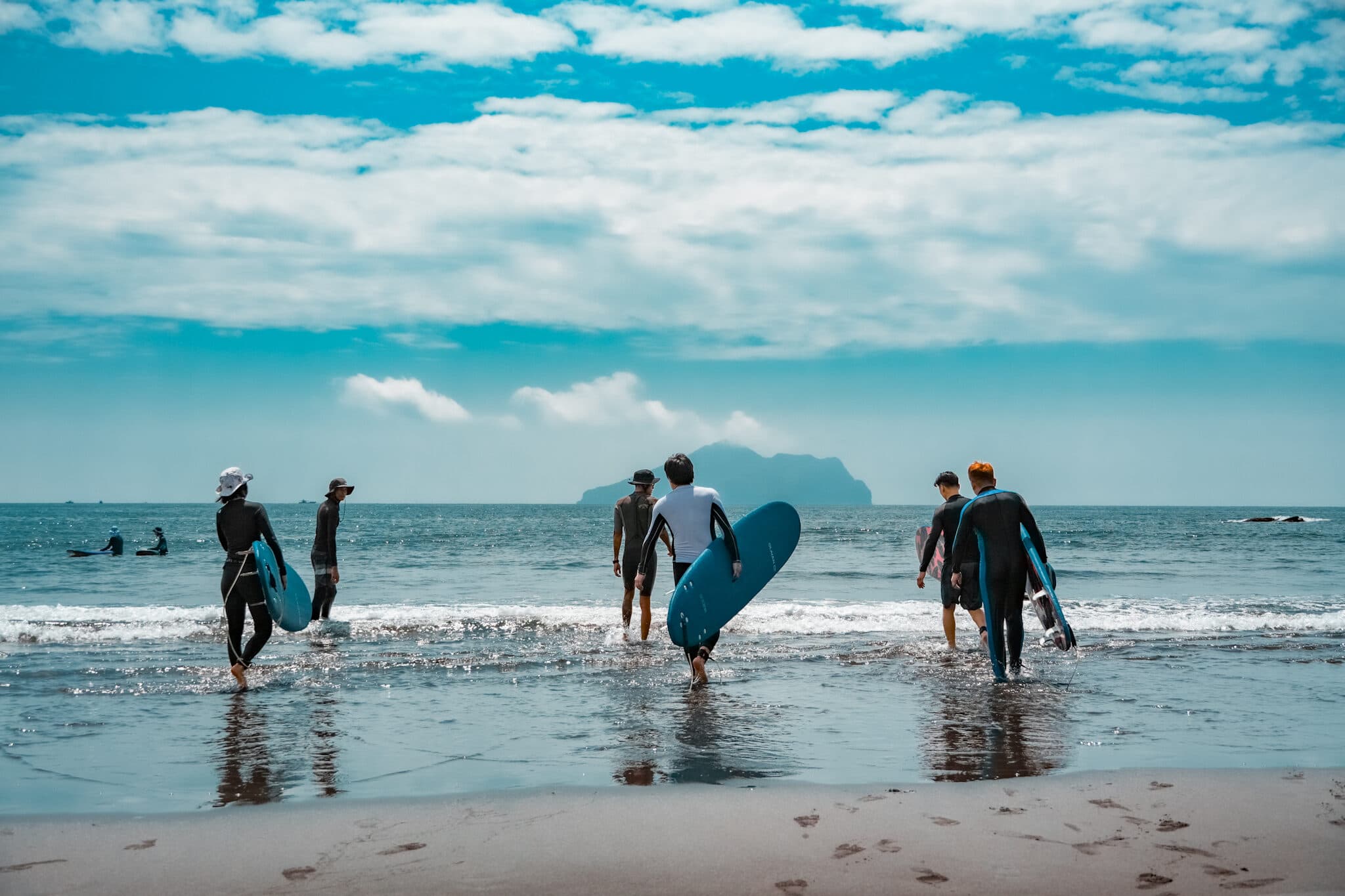 學員們走入海中準備上課