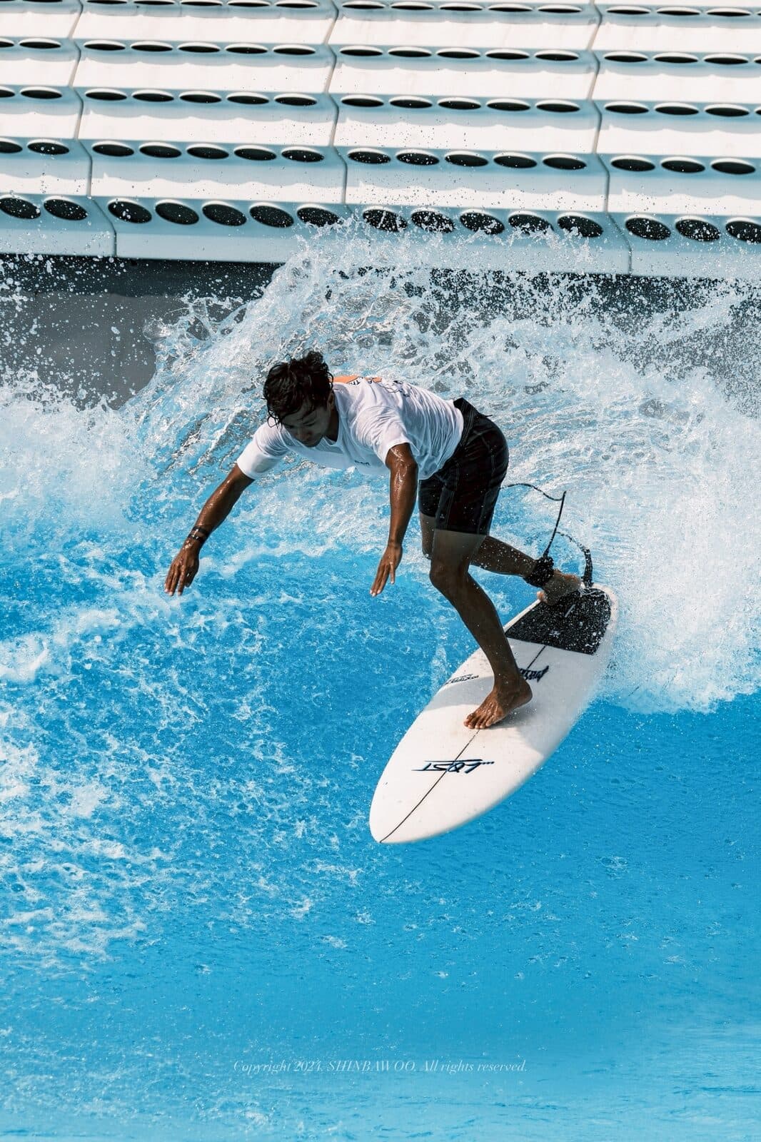 學員在浪池中做轉向動作